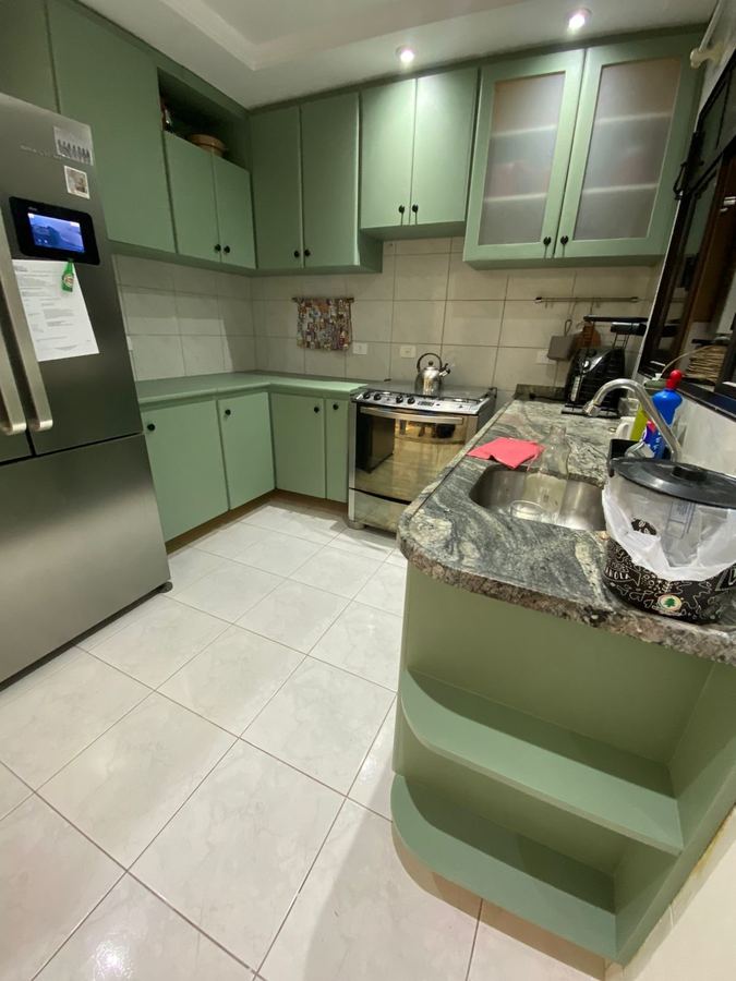 Cozinha completa envelopada em verde sage